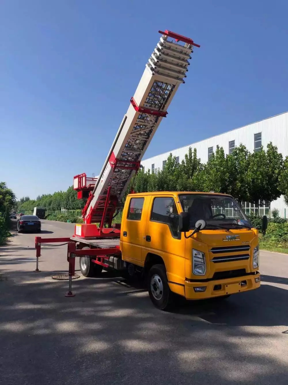 张北县附近的云梯车出租服务：轻松解决高空作业需求